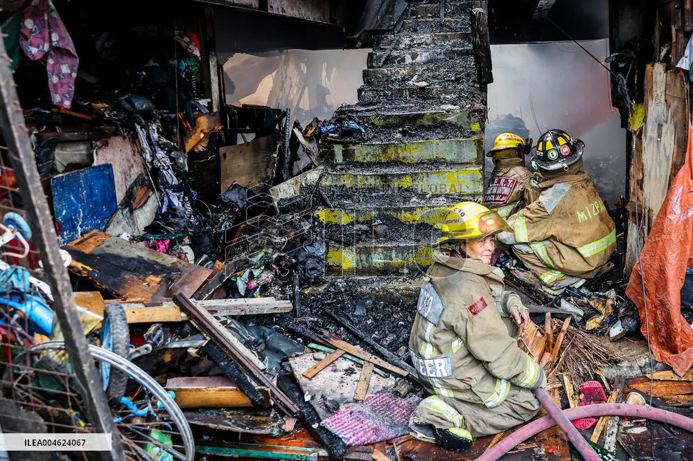 Huge Fire Hits Manila Slum - Philippines