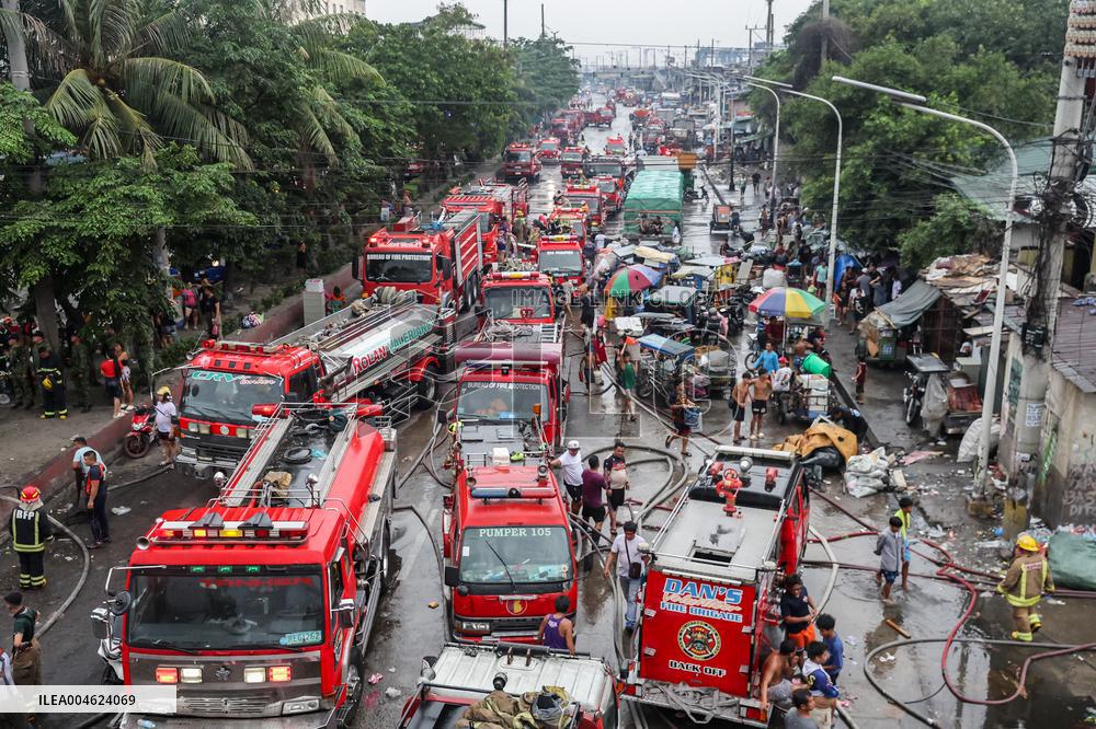 Huge Fire Hits Manila Slum - Philippines