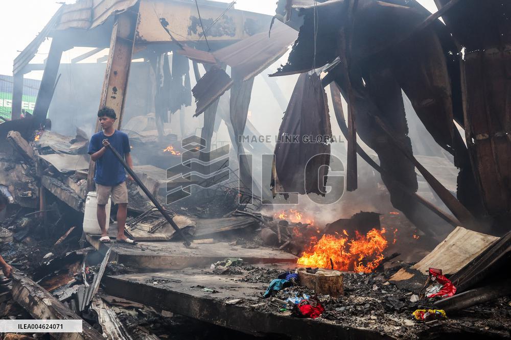 Huge Fire Hits Manila Slum - Philippines