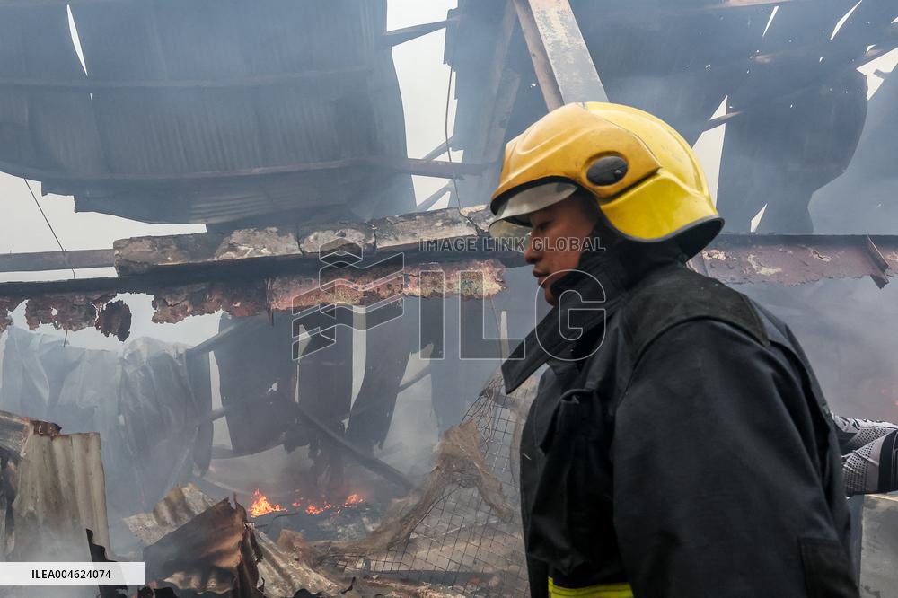 Huge Fire Hits Manila Slum - Philippines