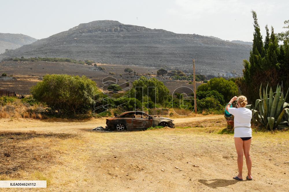 Infoca Battles Tarifa Fire with Over 100 Troops - Spain