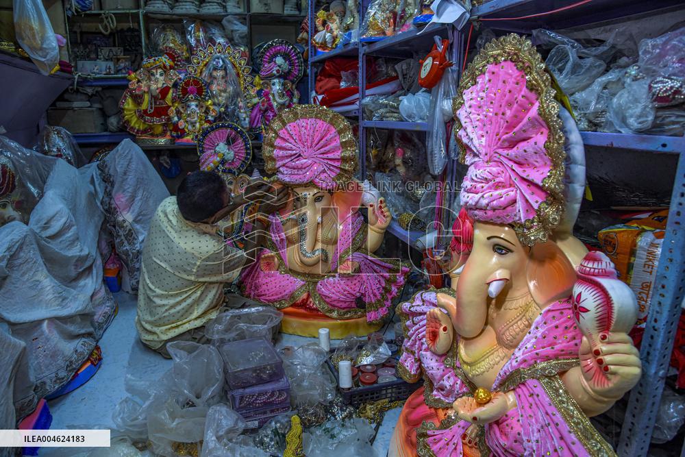 Kumartuli Sculptors Prepare for Festival Season - India