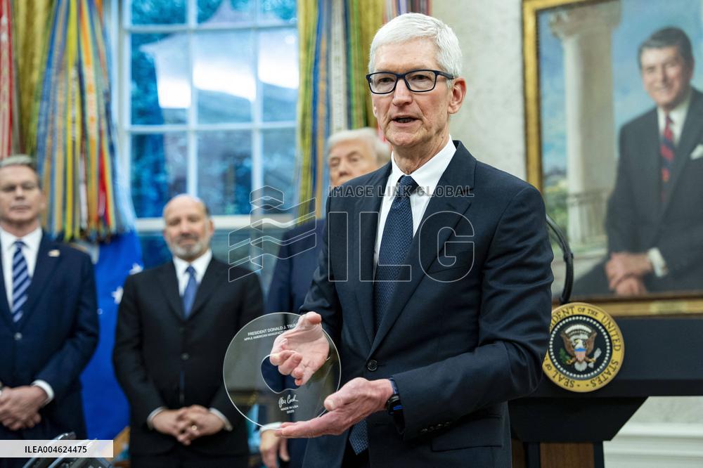 President Trump, Apple CEO Cook Announce Additional $100 Billion Investement in U.S.