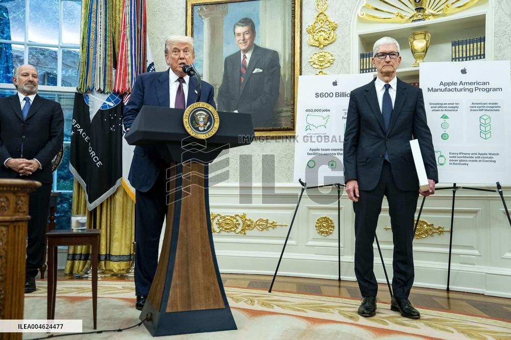 President Trump, Apple CEO Cook Announce Additional $100 Billion Investement in U.S.