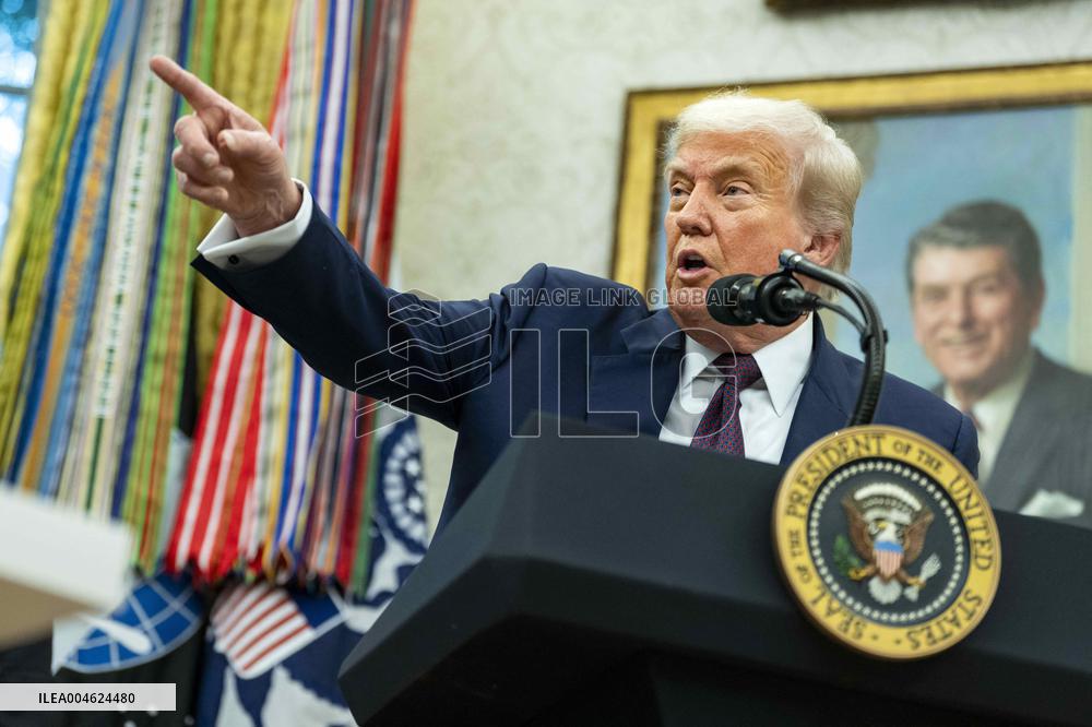 President Trump, Apple CEO Cook Announce Additional $100 Billion Investement in U.S.