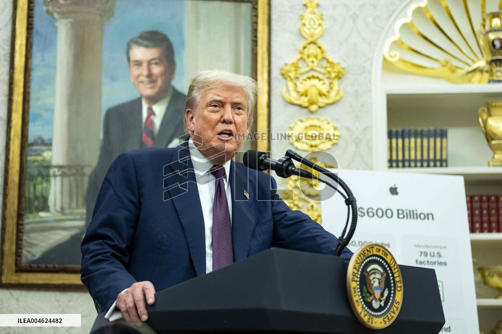 President Trump, Apple CEO Cook Announce Additional $100 Billion Investement in U.S.