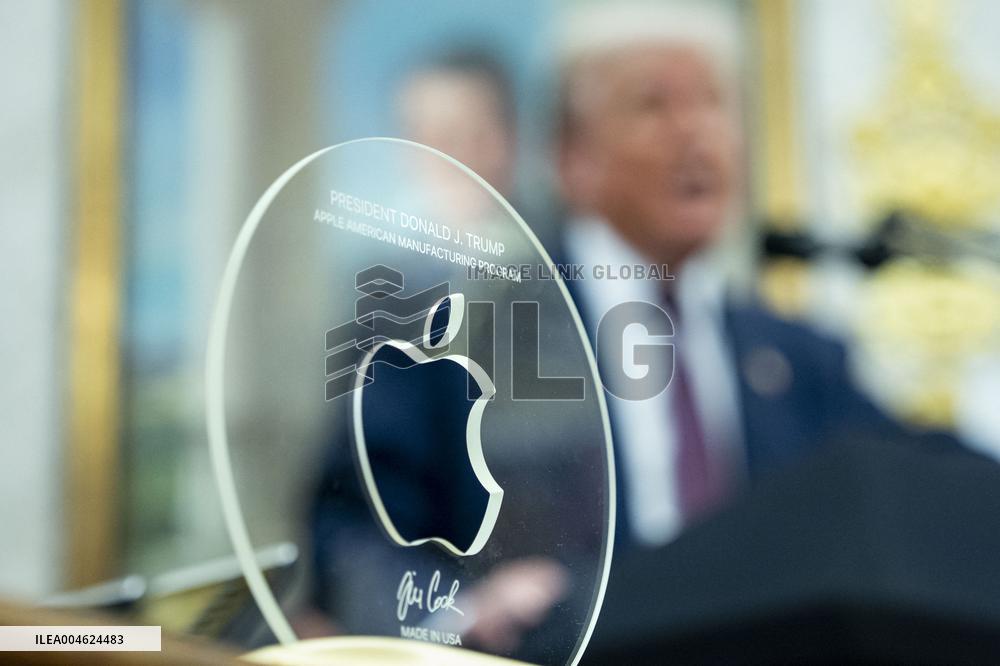 President Trump, Apple CEO Cook Announce Additional $100 Billion Investement in U.S.