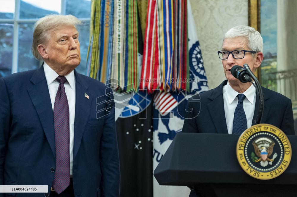 President Trump, Apple CEO Cook Announce Additional $100 Billion Investement in U.S.