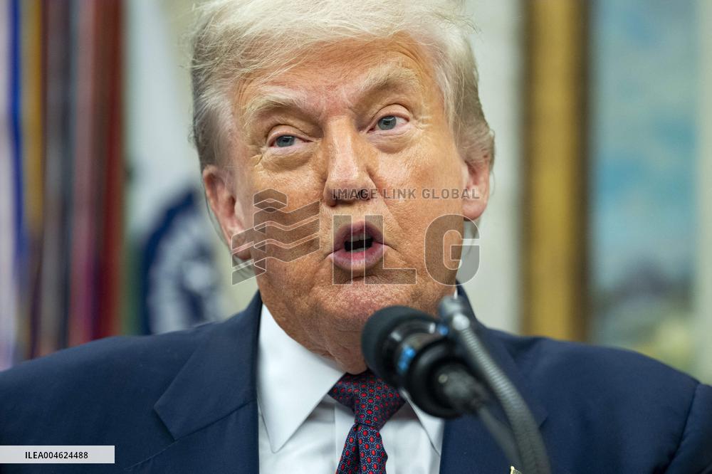 President Trump, Apple CEO Cook Announce Additional $100 Billion Investement in U.S.