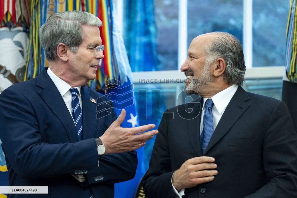 President Trump, Apple CEO Cook Announce Additional $100 Billion Investement in U.S.