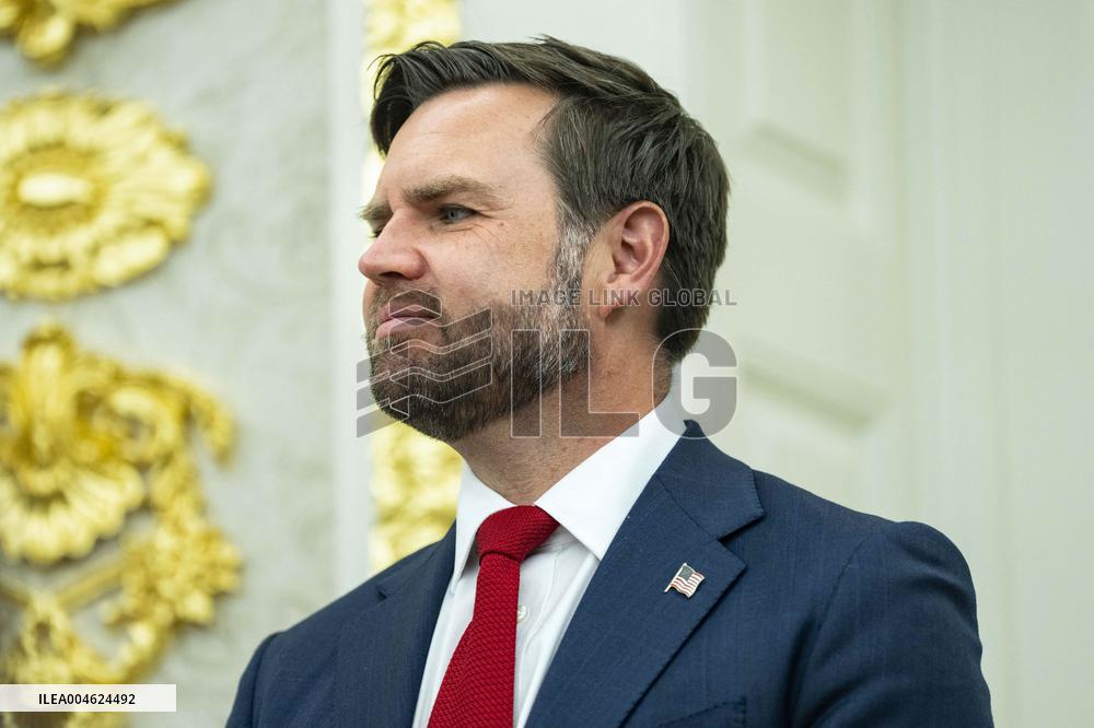 President Trump, Apple CEO Cook Announce Additional $100 Billion Investement in U.S.