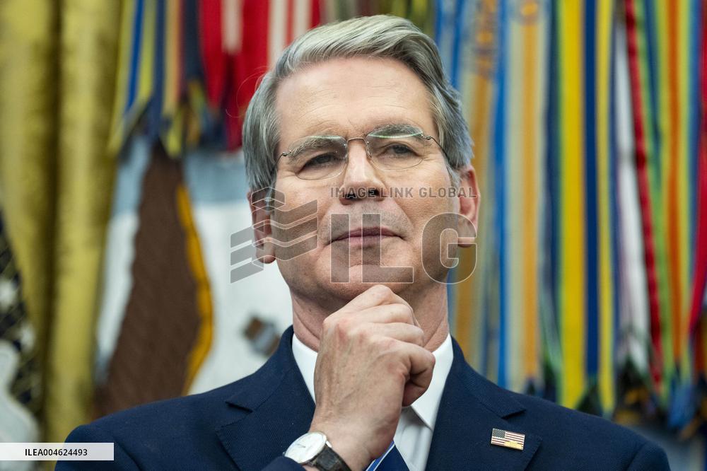 President Trump, Apple CEO Cook Announce Additional $100 Billion Investement in U.S.