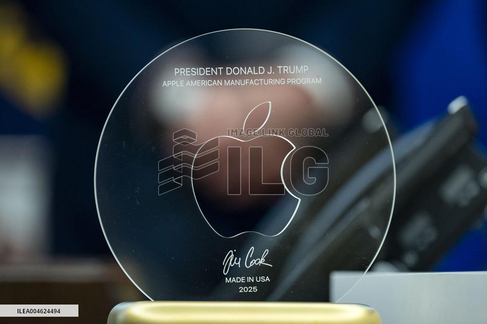 President Trump, Apple CEO Cook Announce Additional $100 Billion Investement in U.S.