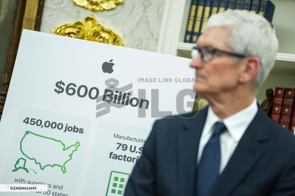 President Trump, Apple CEO Cook Announce Additional $100 Billion Investement in U.S.