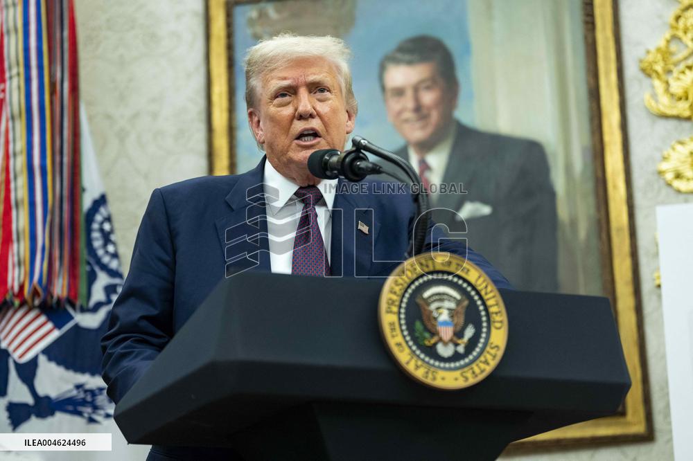 President Trump, Apple CEO Cook Announce Additional $100 Billion Investement in U.S.