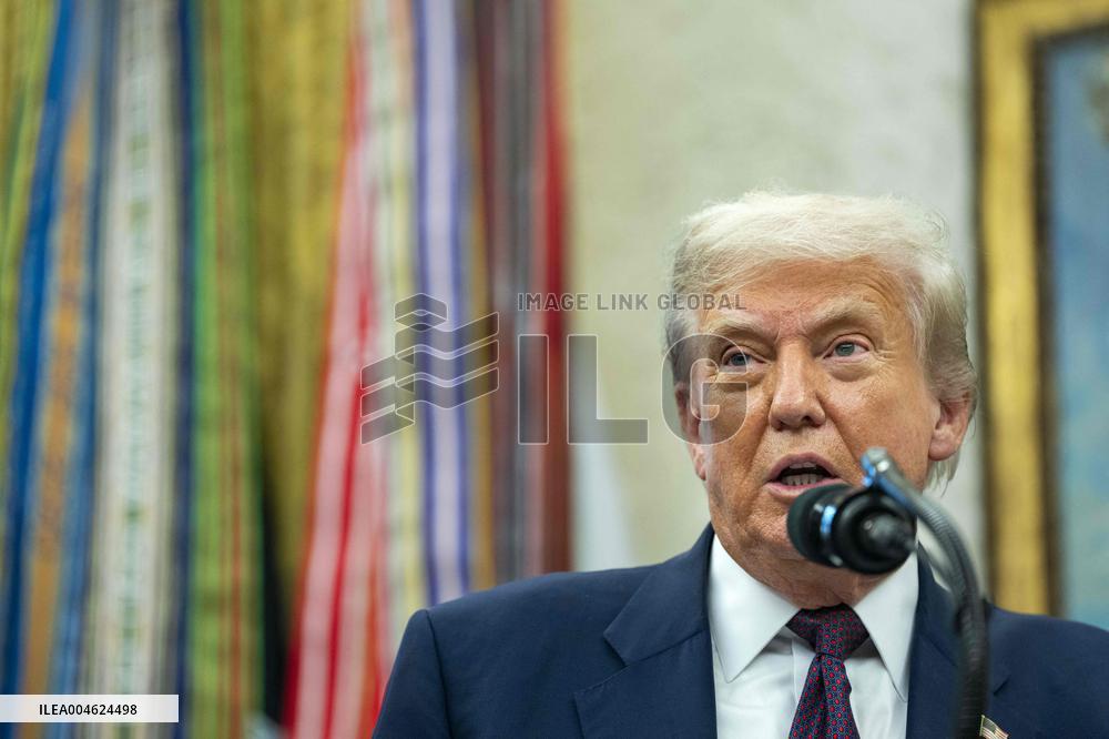 President Trump, Apple CEO Cook Announce Additional $100 Billion Investement in U.S.