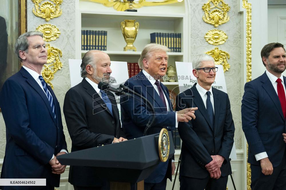 President Trump, Apple CEO Cook Announce Additional $100 Billion Investement in U.S.
