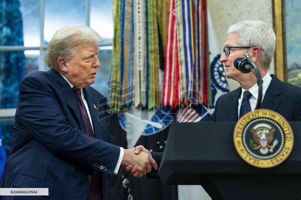 President Trump, Apple CEO Cook Announce Additional $100 Billion Investement in U.S.