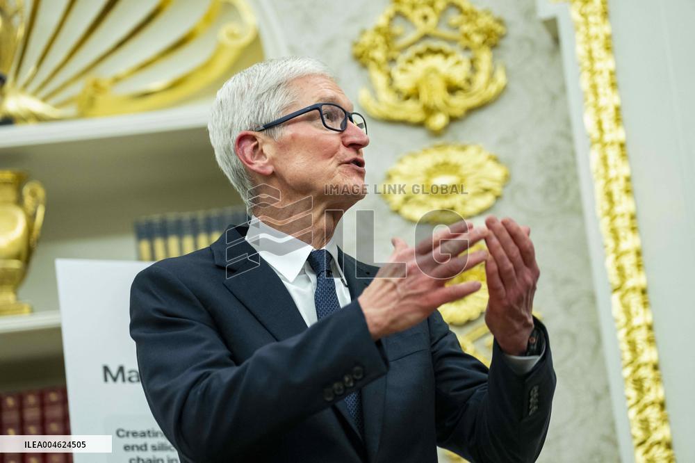 President Trump, Apple CEO Cook Announce Additional $100 Billion Investement in U.S.