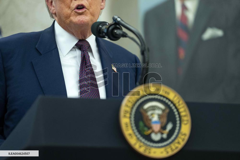 President Trump, Apple CEO Cook Announce Additional $100 Billion Investement in U.S.