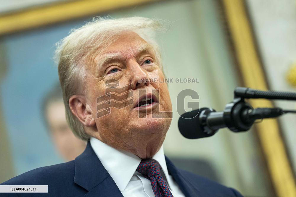 President Trump, Apple CEO Cook Announce Additional $100 Billion Investement in U.S.