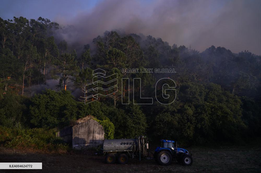 Ponteceso Fire Forces Evacuations in Corme Aldea - Spain