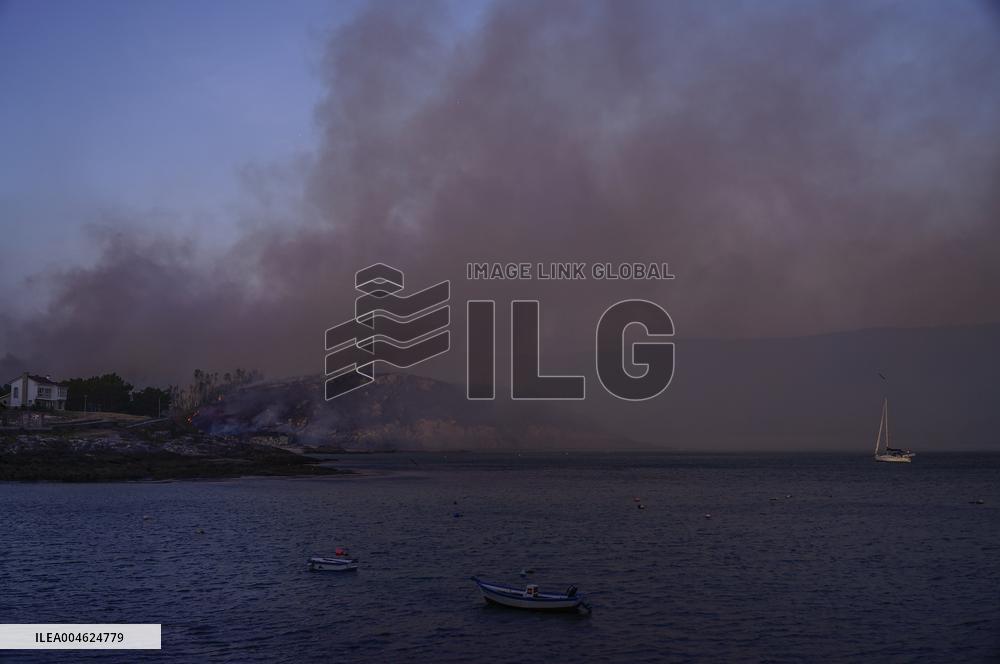 Ponteceso Fire Forces Evacuations in Corme Aldea - Spain