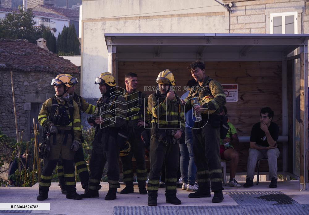 Ponteceso Fire Forces Evacuations in Corme Aldea - Spain