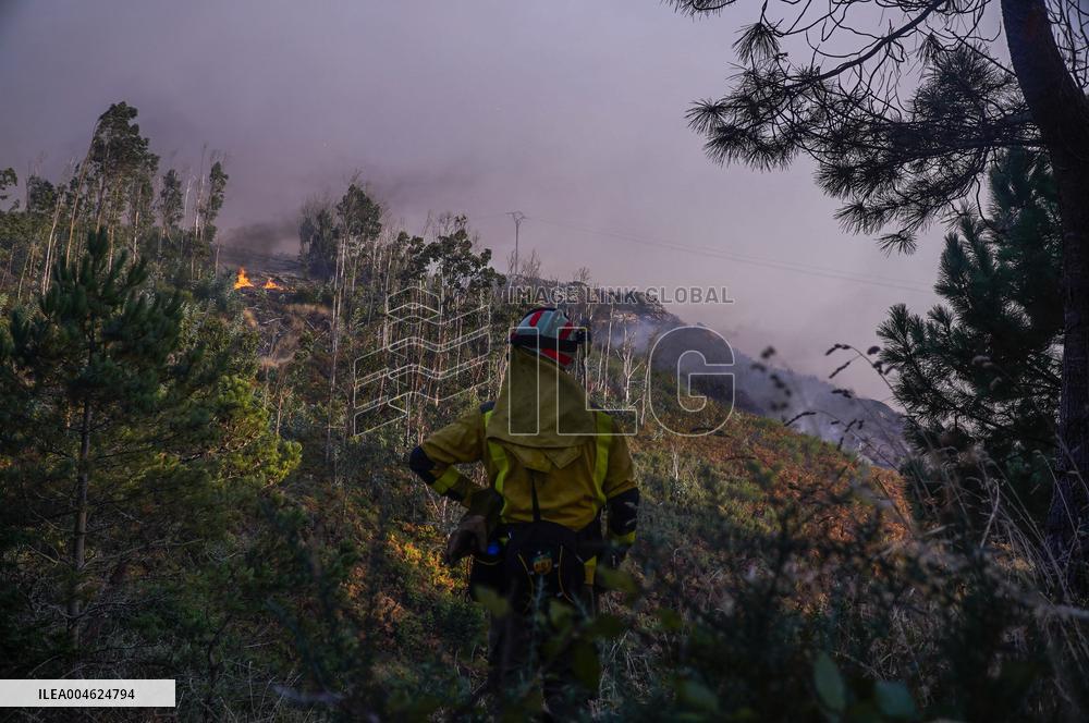 Ponteceso Fire Forces Evacuations in Corme Aldea - Spain