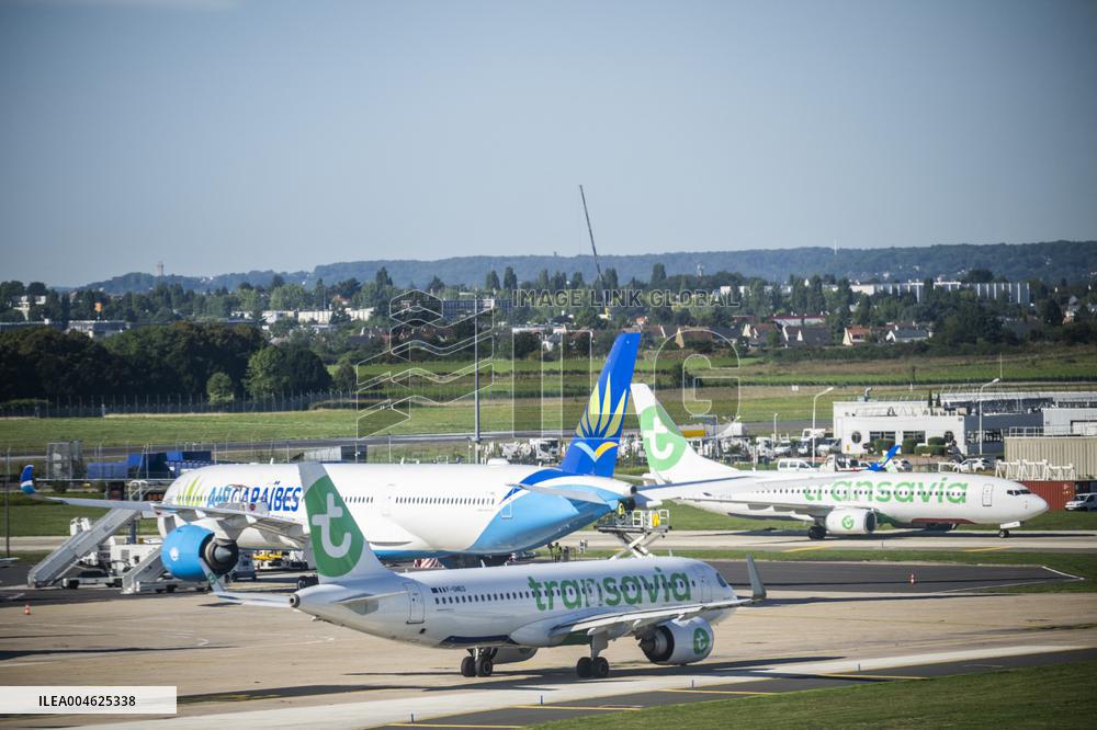 Illustration - Paris Orly Airport