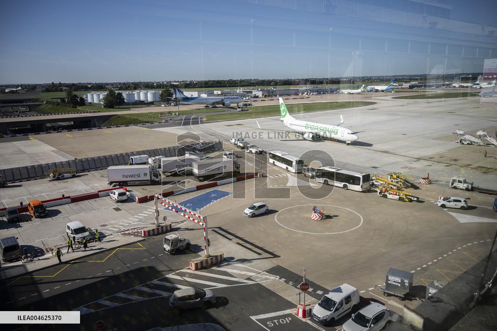 Illustration - Paris Orly Airport