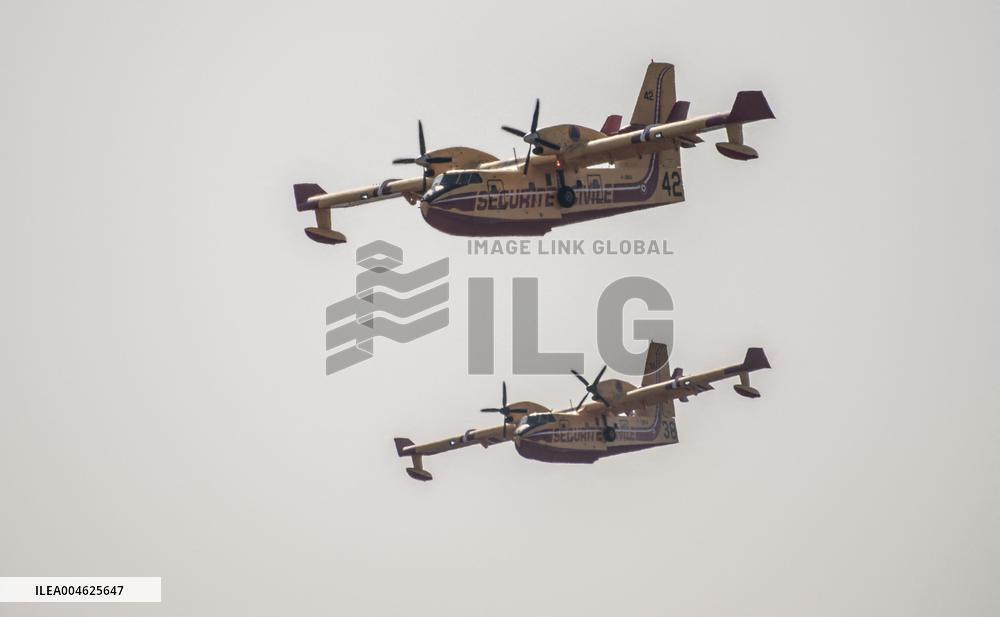 Canadair planes during their refilling on the Etang de Bages - Aude