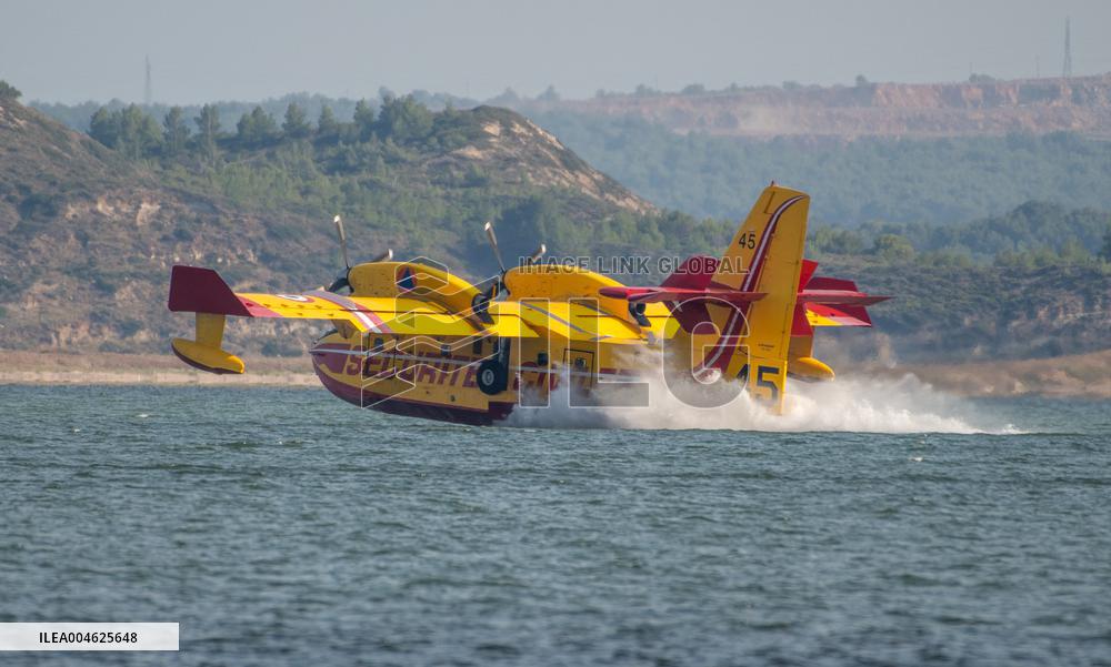Canadair planes during their refilling on the Etang de Bages - Aude