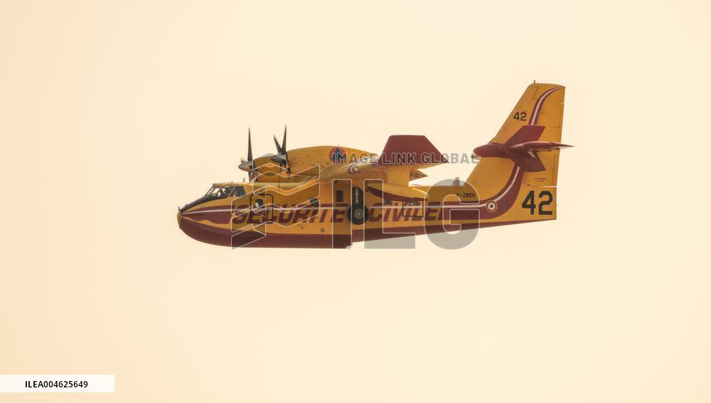 Canadair planes during their refilling on the Etang de Bages - Aude