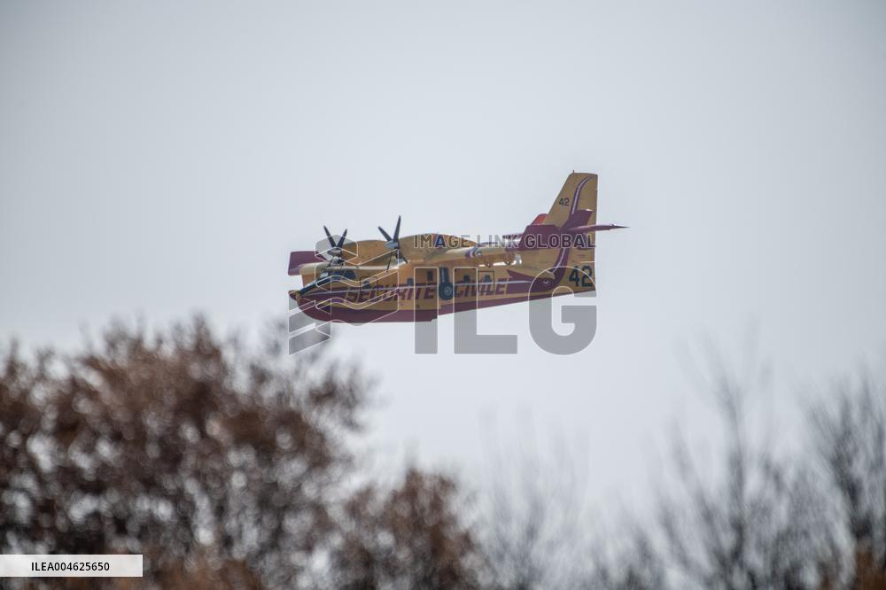Canadair planes during their refilling on the Etang de Bages - Aude