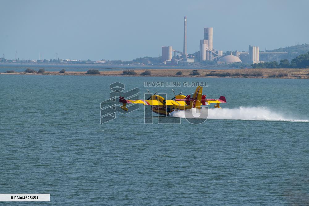 Canadair planes during their refilling on the Etang de Bages - Aude