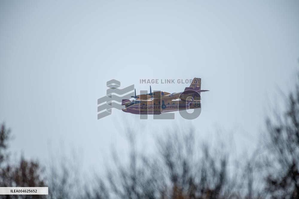 Canadair planes during their refilling on the Etang de Bages - Aude