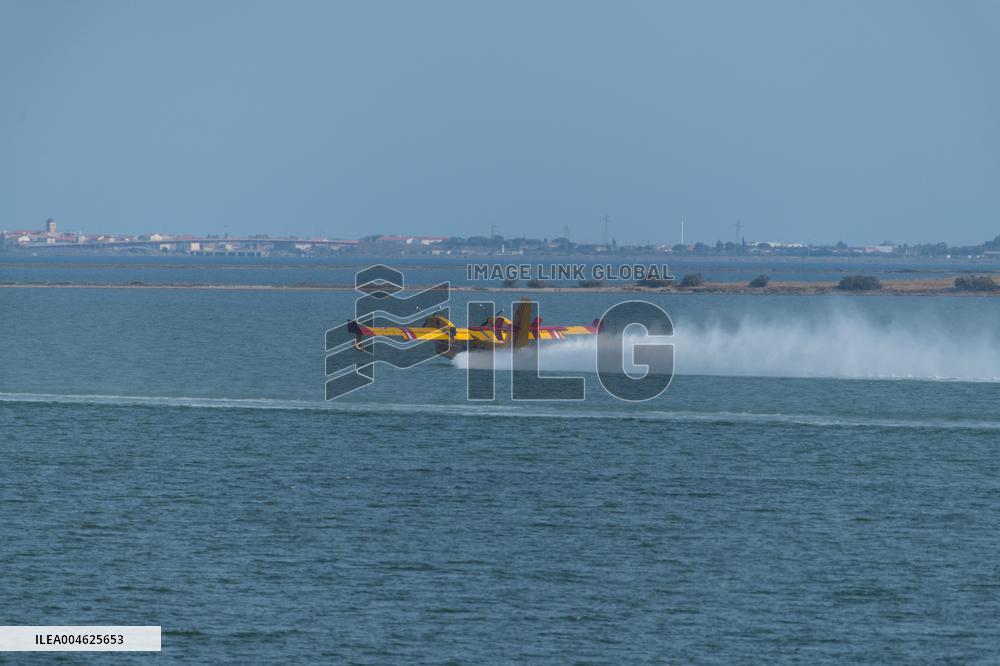 Canadair planes during their refilling on the Etang de Bages - Aude