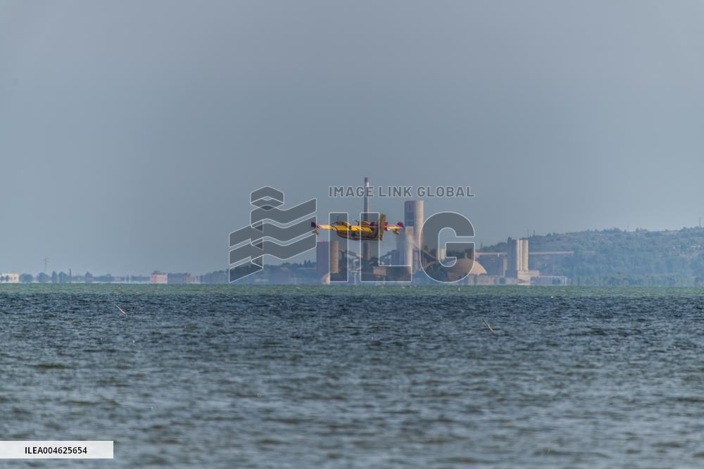 Canadair planes during their refilling on the Etang de Bages - Aude