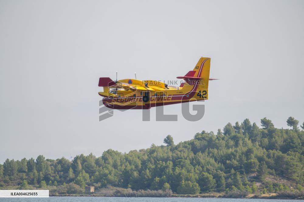 Canadair planes during their refilling on the Etang de Bages - Aude