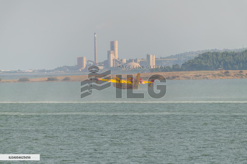 Canadair planes during their refilling on the Etang de Bages - Aude