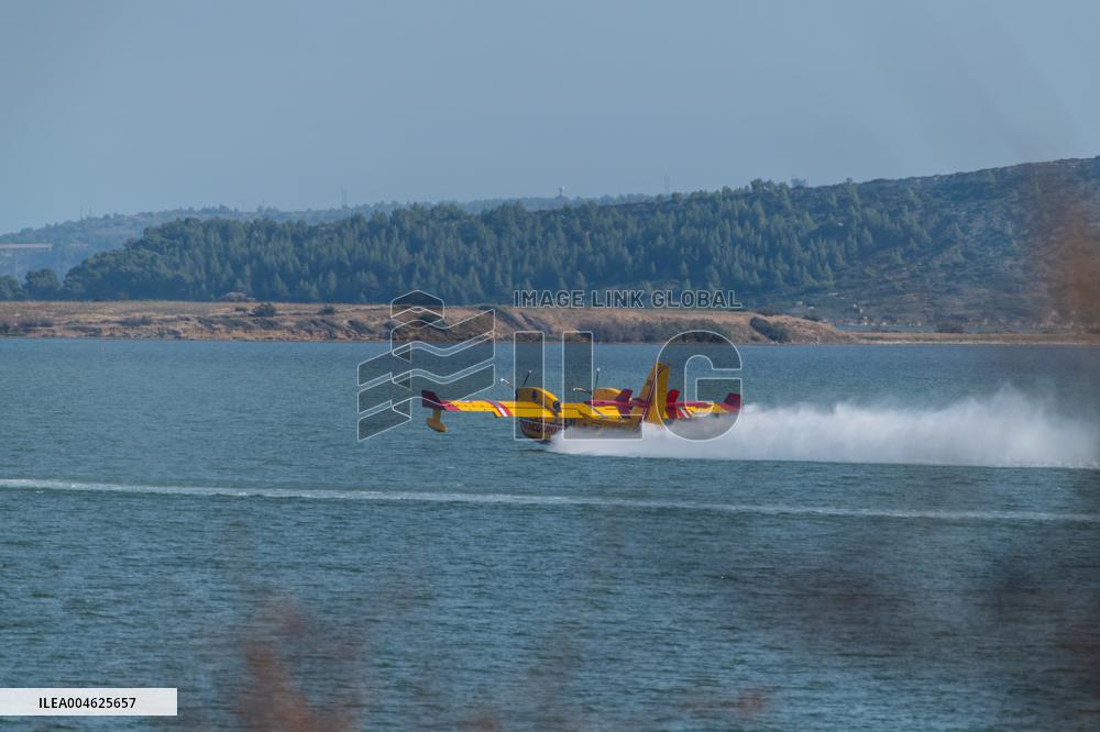 Canadair planes during their refilling on the Etang de Bages - Aude