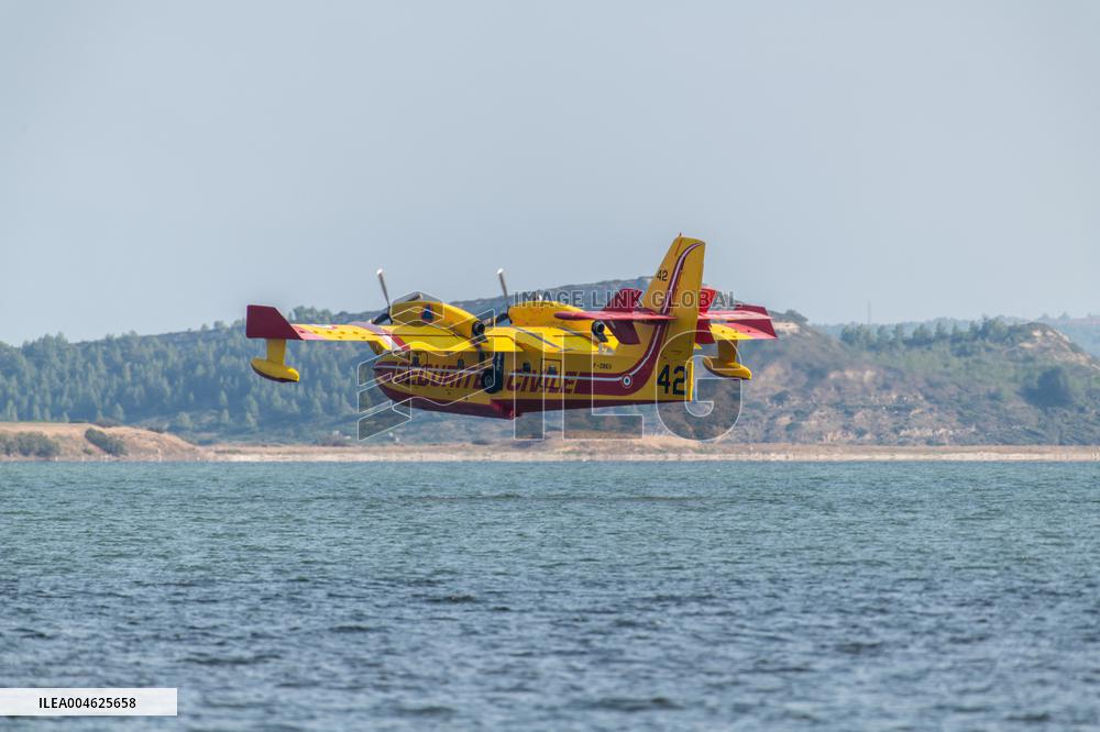 Canadair planes during their refilling on the Etang de Bages - Aude