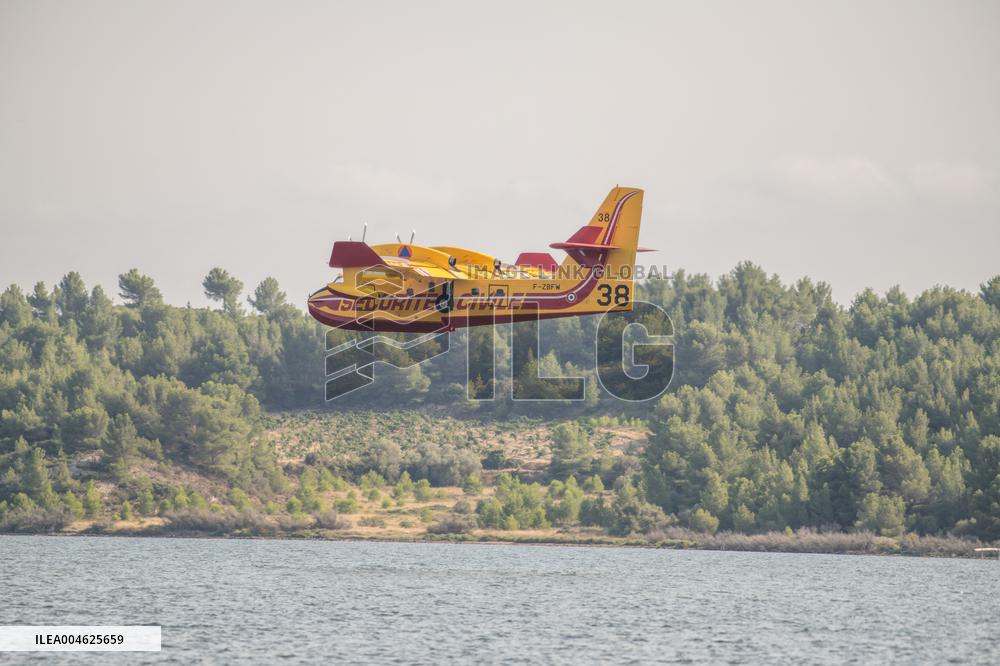 Canadair planes during their refilling on the Etang de Bages - Aude