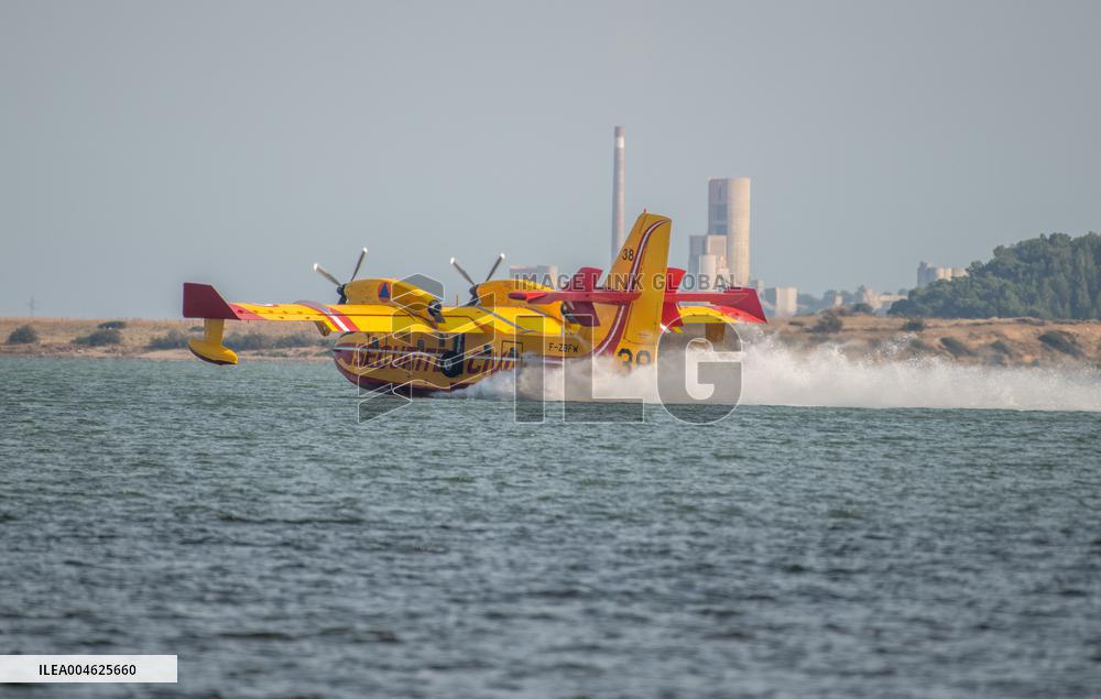 Canadair planes during their refilling on the Etang de Bages - Aude