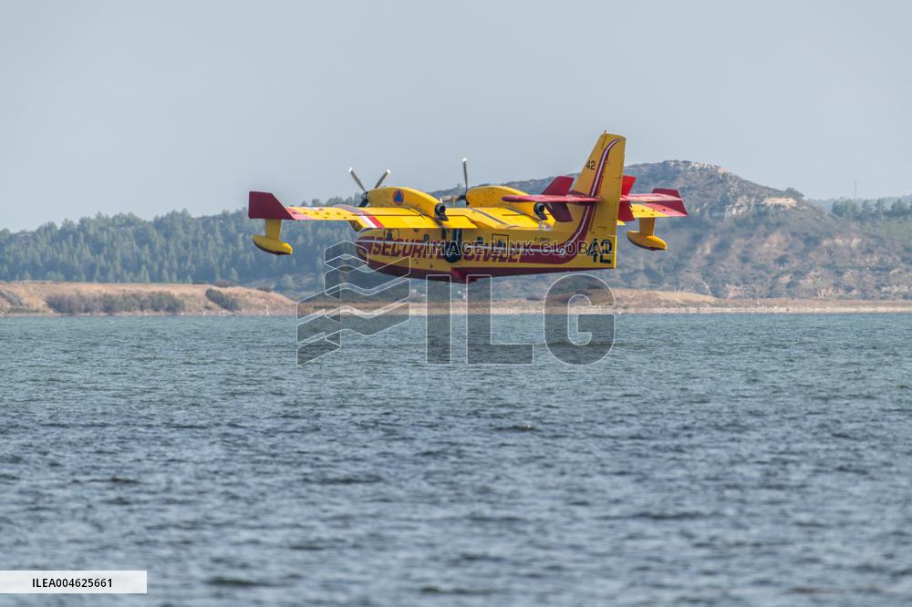 Canadair planes during their refilling on the Etang de Bages - Aude