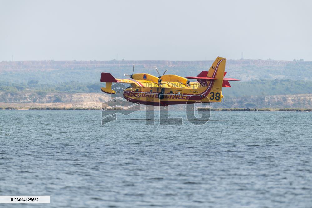 Canadair planes during their refilling on the Etang de Bages - Aude