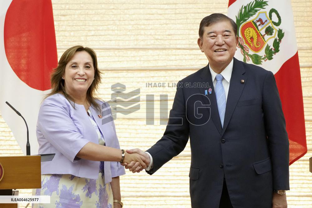 Japan PM meets with Peruvian president