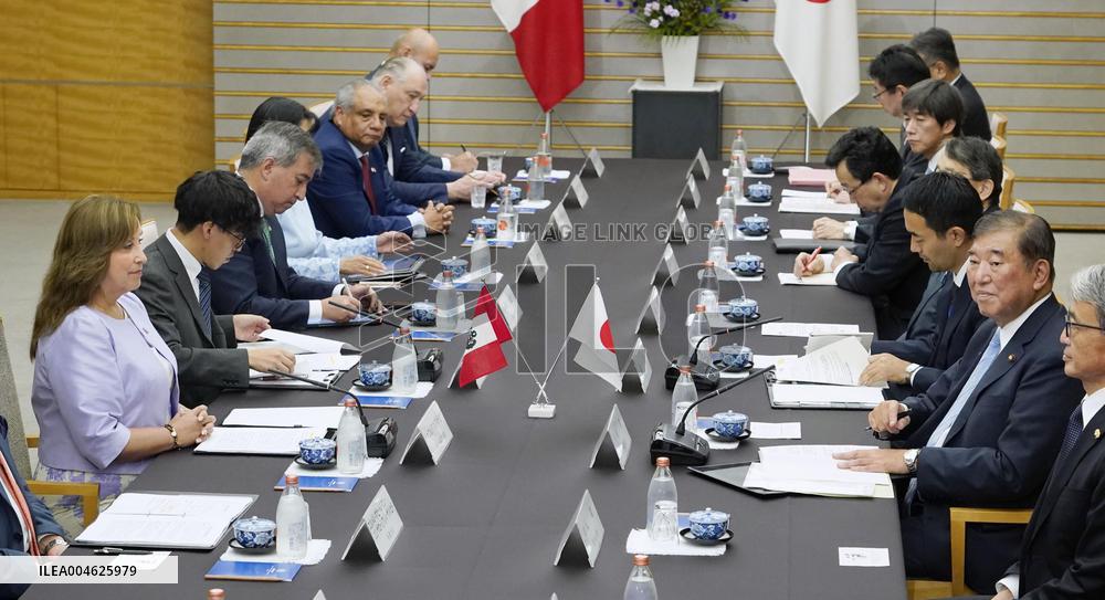 Japan PM meets with Peruvian president