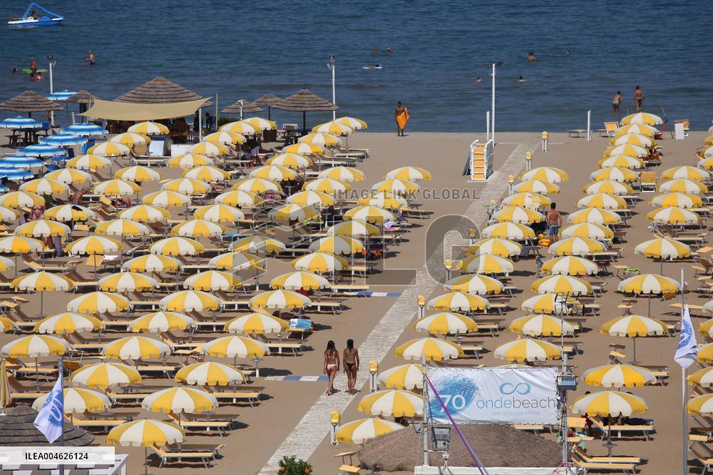 Illustration - Tirrenia Beach Resorts - Rimini